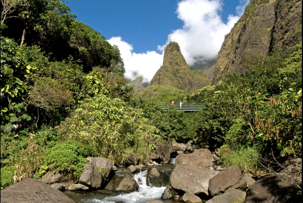 Iao valley maui hiking path what to do on maui with teenagers things to do on maui with teenagers maui teen hikes